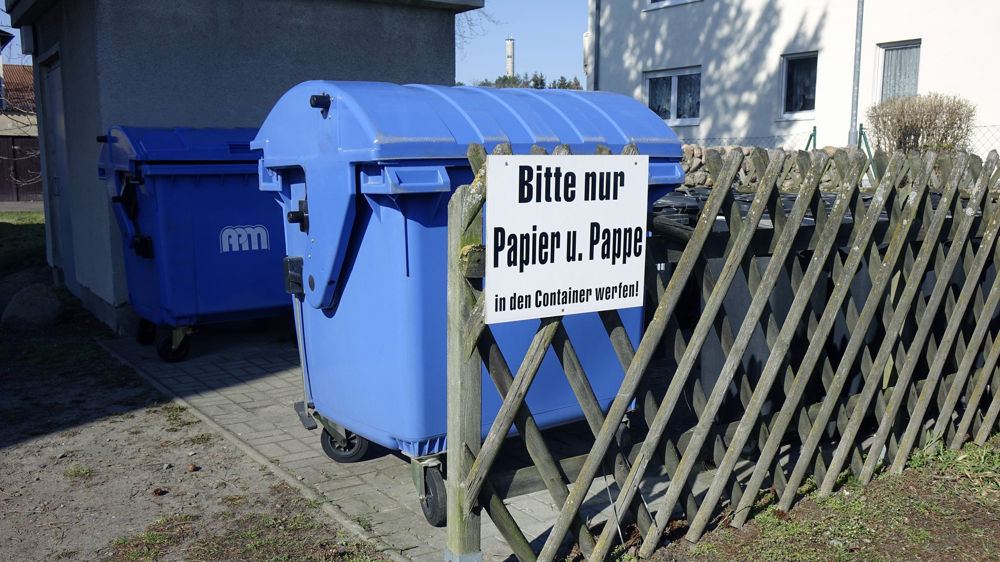 Papier-Container in einem Wohngebiet