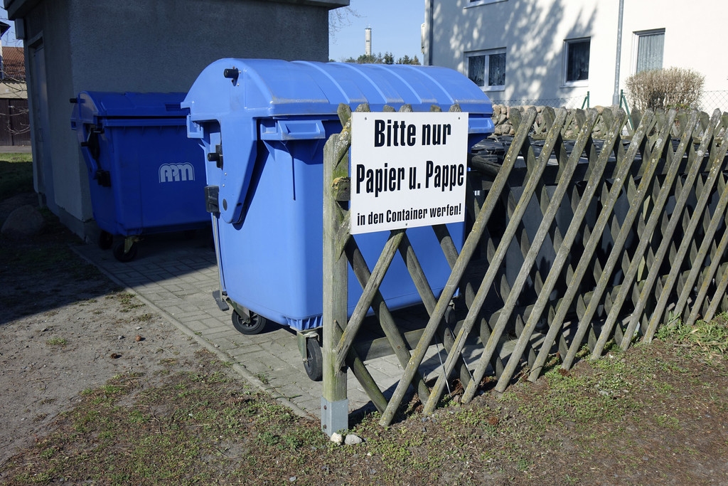 Papier-Container in einem Wohngebiet
