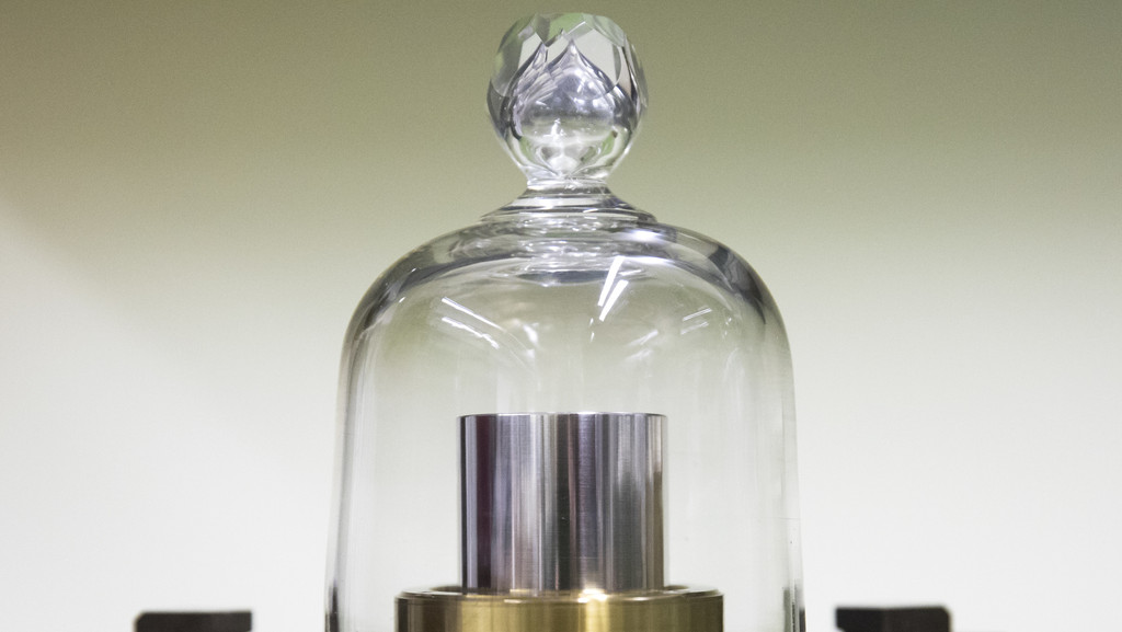 Schweizer Exemplar des Ur-Kilogramms unter einer Glashaube