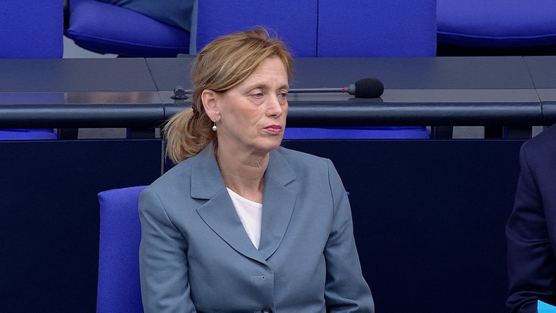 Wer sich für Demokratie einsetzt, kann bisher Gelder vom Bund beantragen: für Projekte gegen Extremismus, Rassismus, Hate Speech. Die Förderung läuft über das Programm: "Demokratie leben". Bundesfamilienministerin Prien will das Programm umbauen. | Bild: Bayerischer Rundfunk 2026 Wer sich für Demokratie einsetzt, kann bisher Gelder vom Bund beantragen: für Projekte gegen Extremismus, Rassismus, Hate Speech. Die Förderung läuft über das Programm: "Demokratie leben". Bundesfamilienministerin Prien will das Programm umbauen.