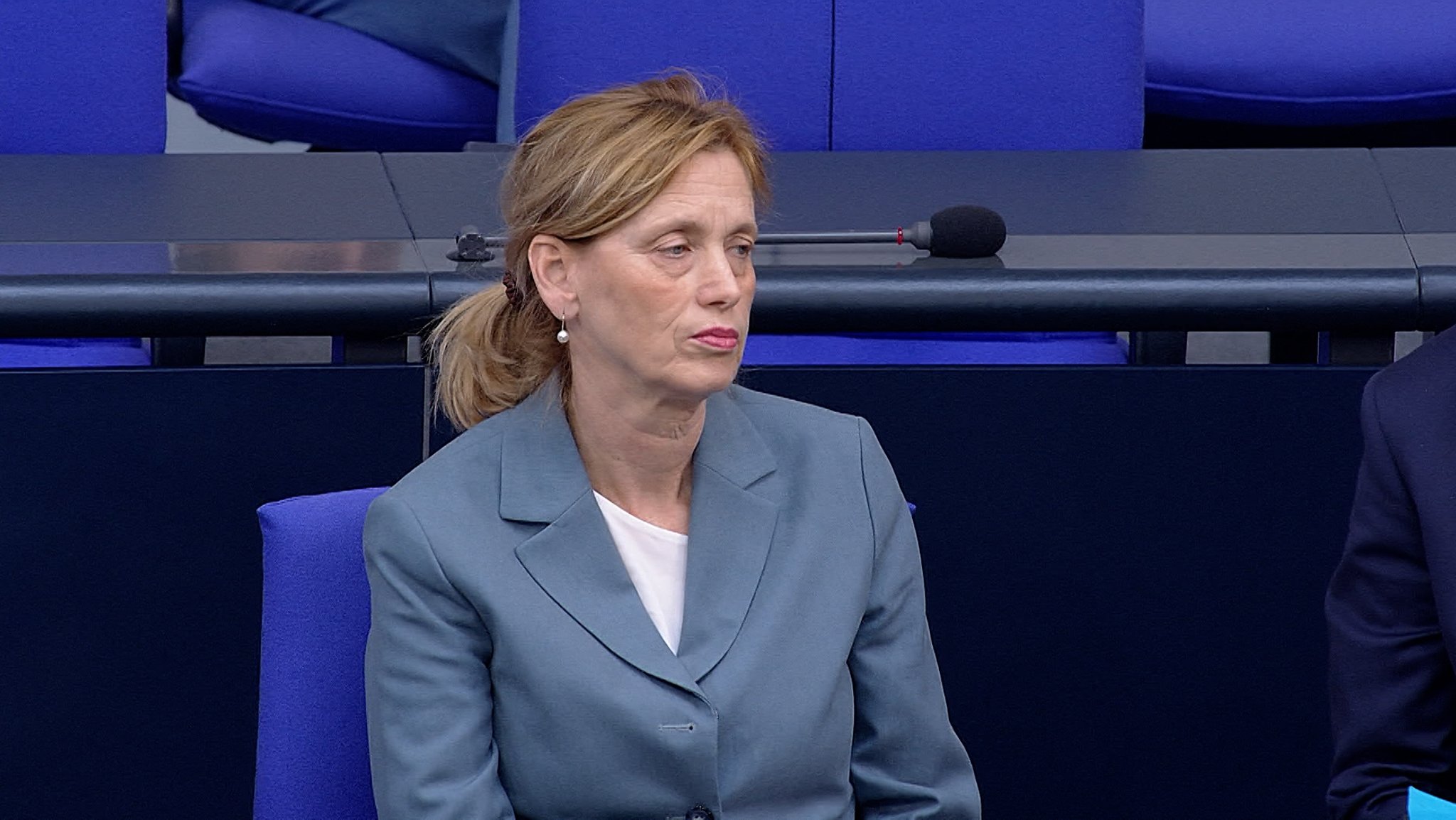 Wer sich für Demokratie einsetzt, kann bisher Gelder vom Bund beantragen: für Projekte gegen Extremismus, Rassismus, Hate Speech. Die Förderung läuft über das Programm: "Demokratie leben". Bundesfamilienministerin Prien will das Programm umbauen.