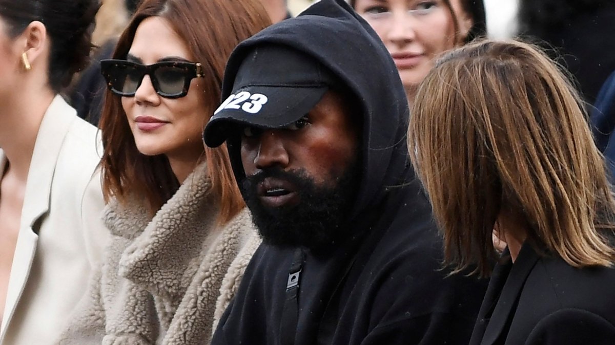 02.10.2022, Frankreich, Paris: US-Rapper Kanye West sitzt bei der Präsentation der Kollektion von Givenchy für Frühjahr/Sommwer 2023 auf den Pret-a-porter-Schauen in Paris in der ersten Reihe. Einen Tag später hat er bei seiner Modenschau auf der Pariser Fashion Week für Aufsehen gesorgt. Wie das Branchenblatt «Variety» und das Musikmagazin «Rolling Stone» berichteten, trug der 45-Jährige am Montag, 03.10.2022 ein langärmliges T-Shirt mit dem Slogan «White Lives Matter».