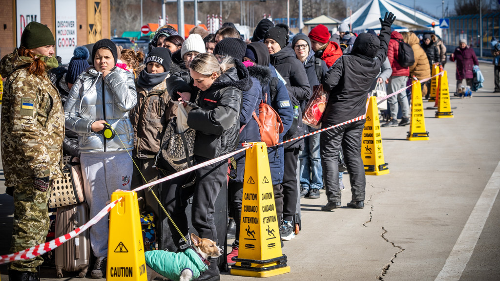 Geflüchtete aus der Ukraine warten am Grenzübergang in Palanca.