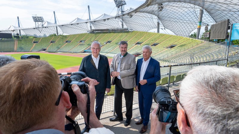 Innenminister Herrmann, Ministerpräsident Söder und Oberbürgermeister Reiter im Olympiastadion | Bild: picture alliance/dpa | Peter Kneffel Innenminister Herrmann, Ministerpräsident Söder und Oberbürgermeister Reiter im Olympiastadion