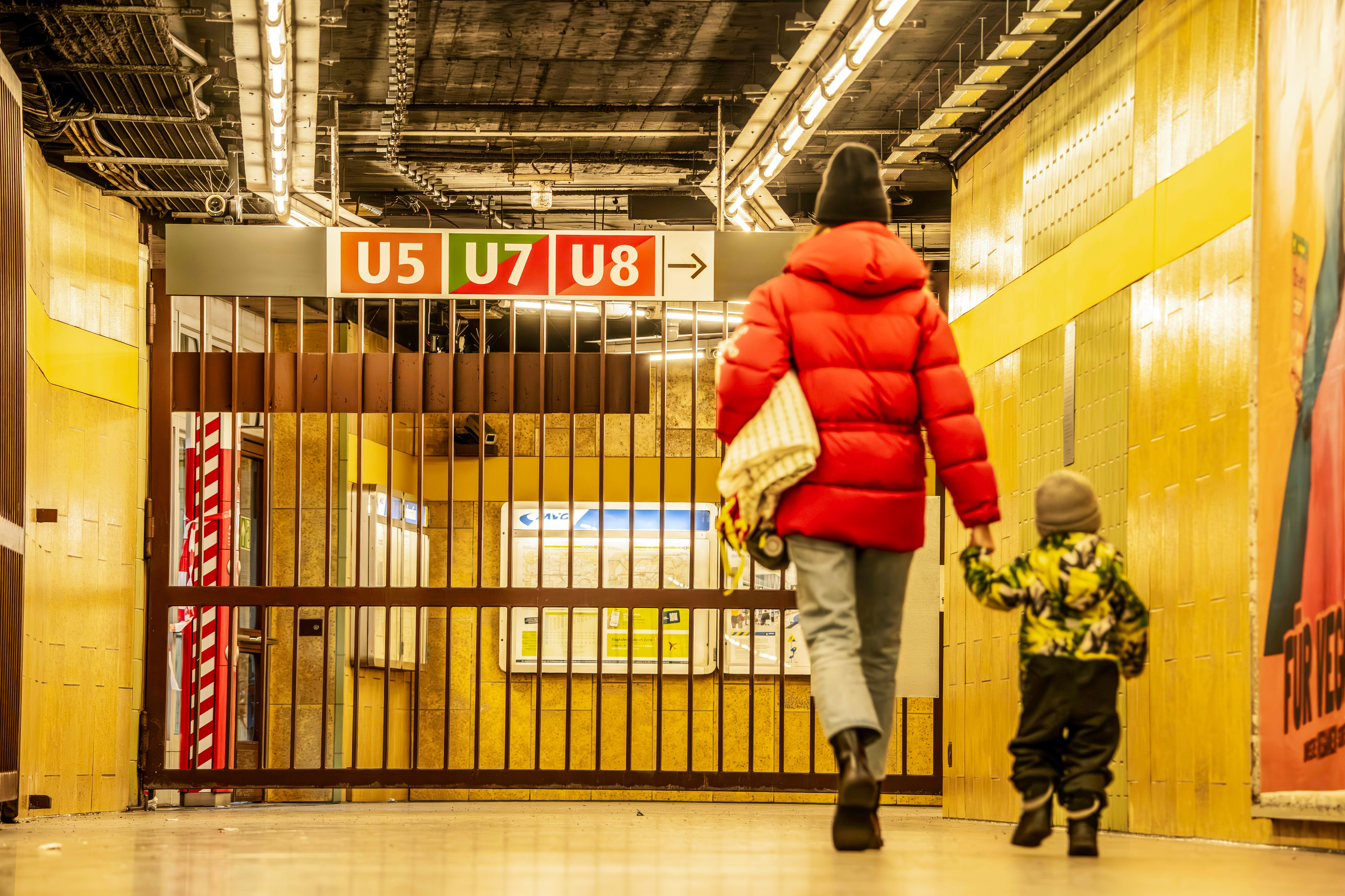 Fahrgäste stehen am Montagmorgen vor einem Gitter in der Münchner U-Bahn