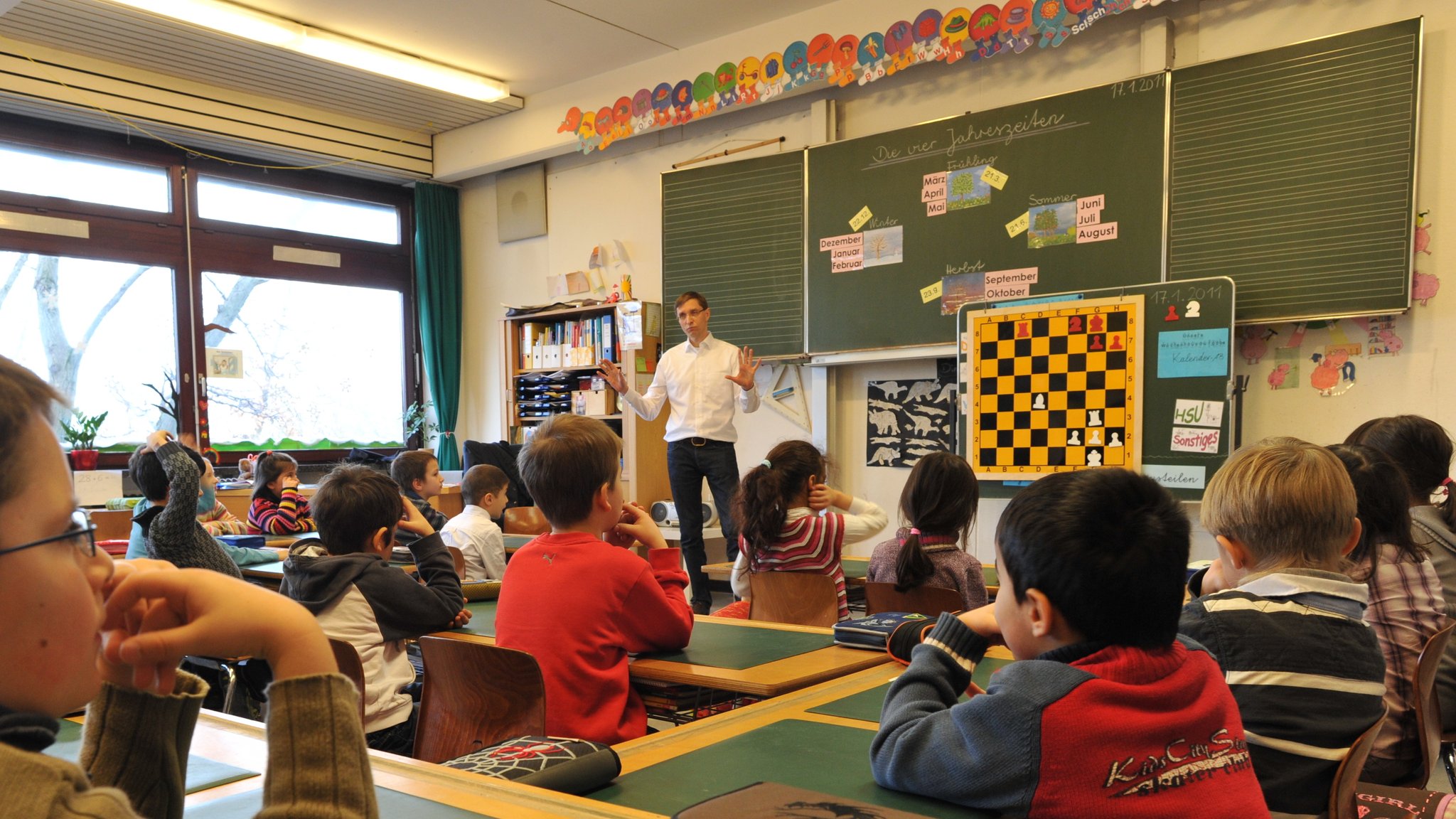 Lehrer und Schüler im Klassenzimmer