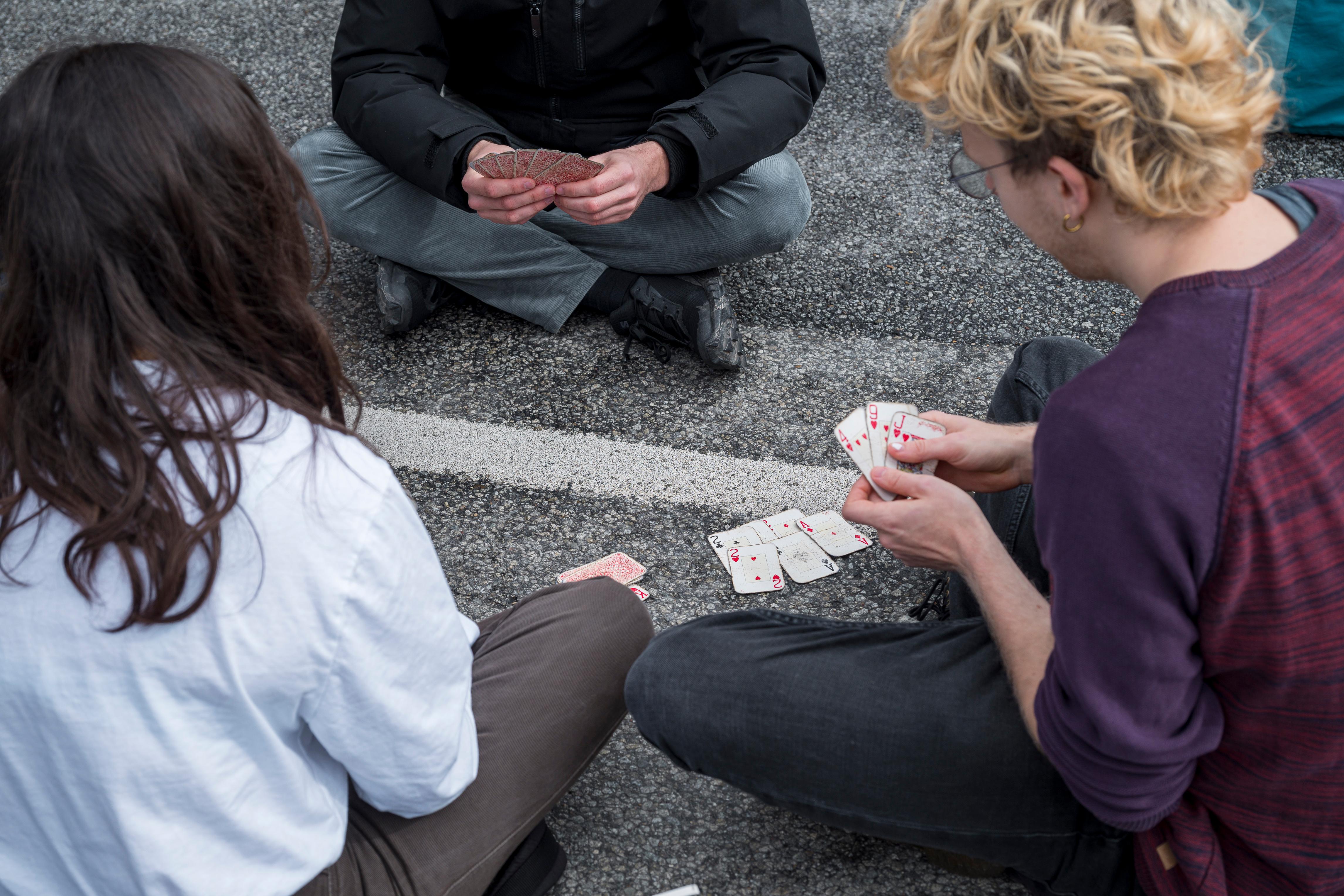 Klimaaktivisten spielen in Regensburg Karten auf der Straße 