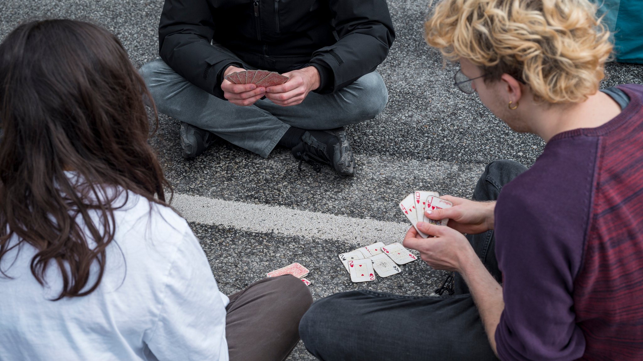 Klimaaktivisten spielen in Regensburg Karten auf der Straße 