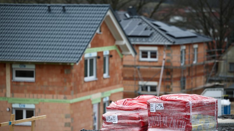 Zwei Einfamilienhäuser entstehen im Baugebiet einer sächsischen Gemeinde (Archiv- und Symbolbild) | Bild: picture alliance/dpa|Jan Woitas Zwei Einfamilienhäuser entstehen im Baugebiet einer sächsischen Gemeinde (Archiv- und Symbolbild)