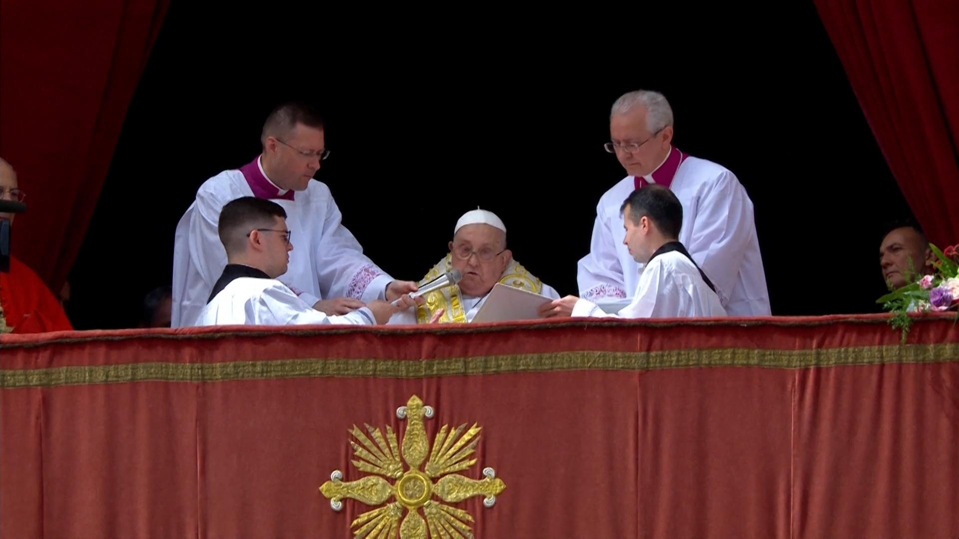Vor mehreren Zehntausend Gläubigen auf dem Petersplatz hat Papst Franziskus zu Ostern den Segen Urbi et Orbi gespendet. 