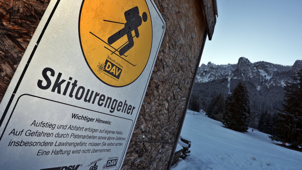 Skitourengeher werden auf einem Schild des Deutschen Alpenvereins (DAV) an der Talstation der Tegelbergbahn auf eigenes Risiko hingewiesen.