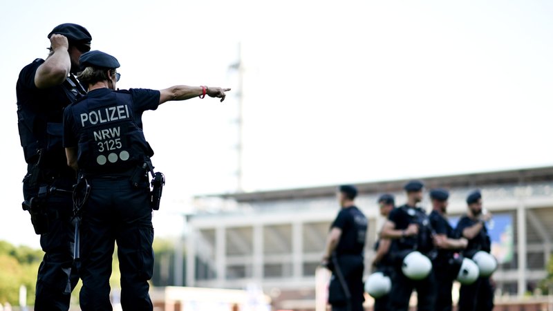 Polizei vor dem Kölner Stadion | Bild: dpa-Bildfunk/Fabian Strauch Polizei vor dem Kölner Stadion