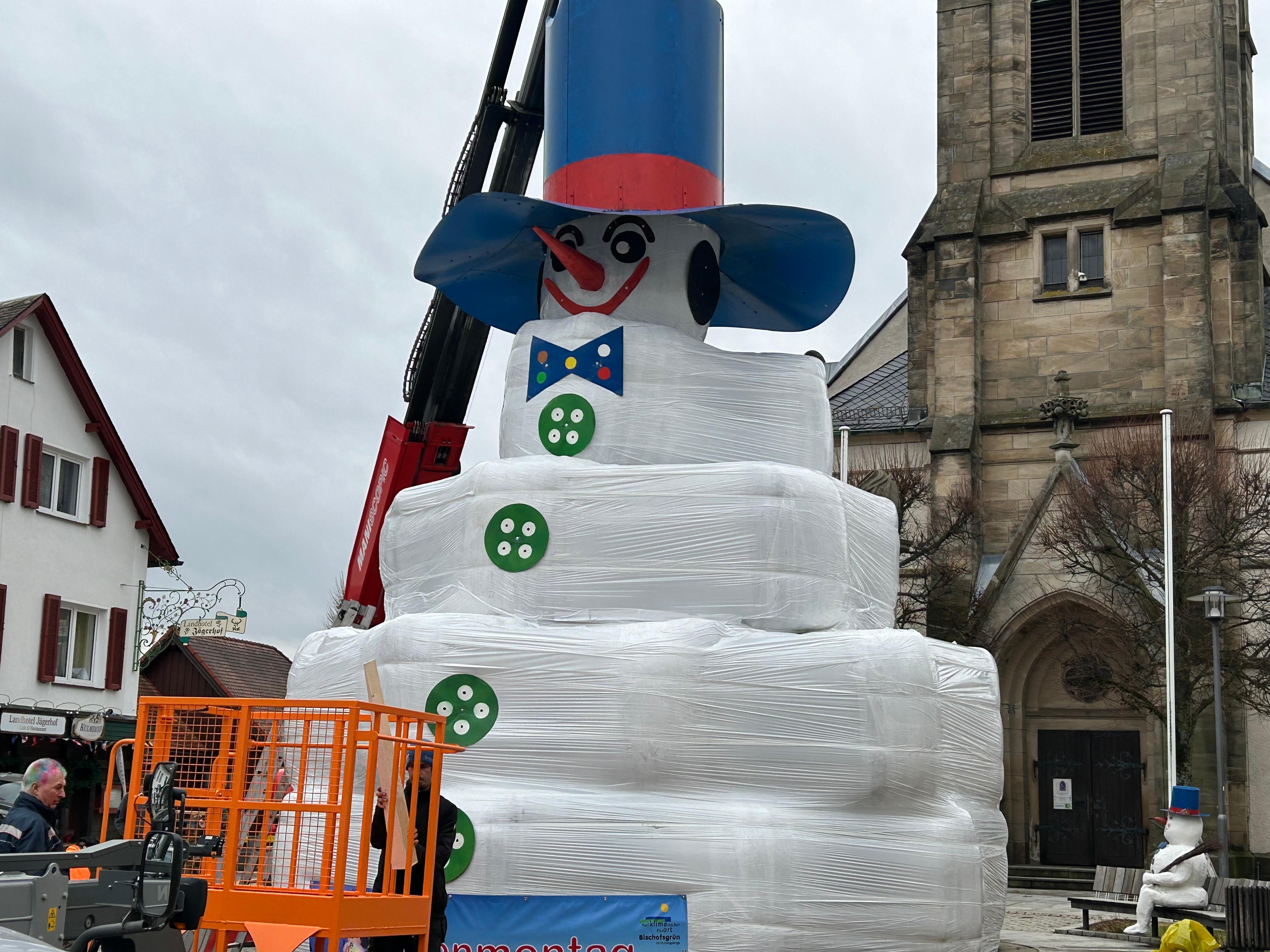 In Bischofsgrün im Landkreis Bayreuth beginnt am Freitag wieder der Bau des Riesenschneemannes Jakob. Doch die Bedingungen sind so schlecht wie noch nie.