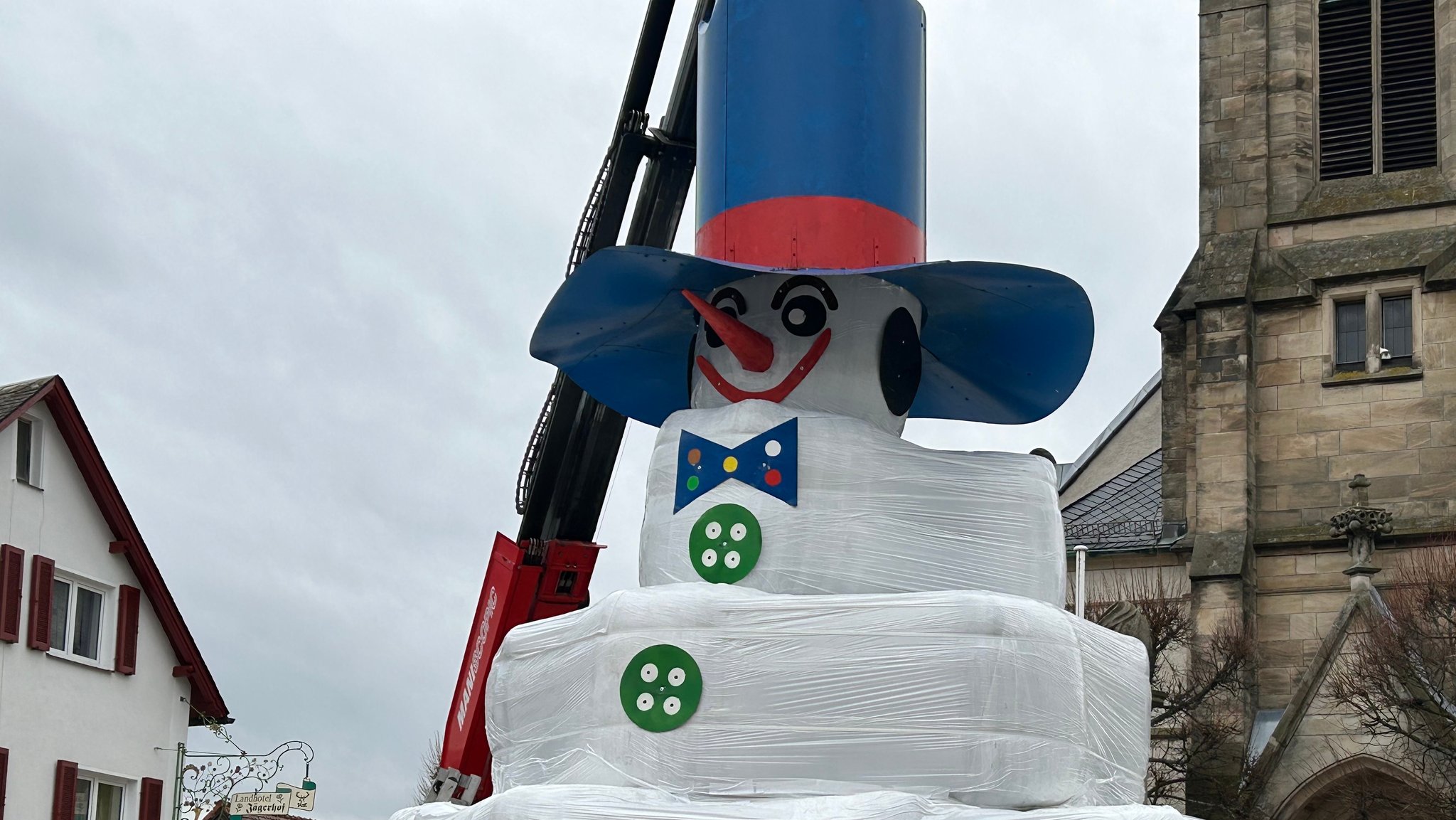 In Bischofsgrün im Landkreis Bayreuth beginnt am Freitag wieder der Bau des Riesenschneemannes Jakob. Doch die Bedingungen sind so schlecht wie noch nie.