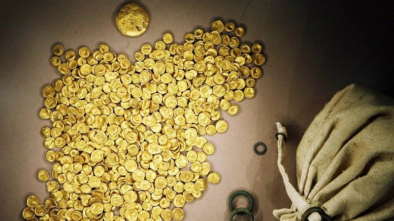 ARCHIV - 31.05.2006, Bayern, Manching: Der keltische Goldschatz des Kelten- und Römermuseums in Manching bei Ingolstadt, wie er bis 2022 ausgestellt war. Der größte keltische Goldfund des 20. Jahrhunderts wurde 1999 gefunden, im November 2022 hatten Einbrecher die Goldmünzen gestohlen. (zu dpa: «Prozess um Diebstahl von keltischem Goldschatz startet») Foto: Frank Mächler/dpa +++ dpa-Bildfunk +++ | Bild: dpa-Bildfunk/Frank Mächler ARCHIV - 31.05.2006, Bayern, Manching: Der keltische Goldschatz des Kelten- und Römermuseums in Manching bei Ingolstadt, wie er bis 2022 ausgestellt war. Der größte keltische Goldfund des 20. Jahrhunderts wurde 1999 gefunden, im November 2022 hatten Einbrecher die Goldmünzen gestohlen. (zu dpa: «Prozess um Diebstahl von keltischem Goldschatz startet») Foto: Frank Mächler/dpa +++ dpa-Bildfunk +++
