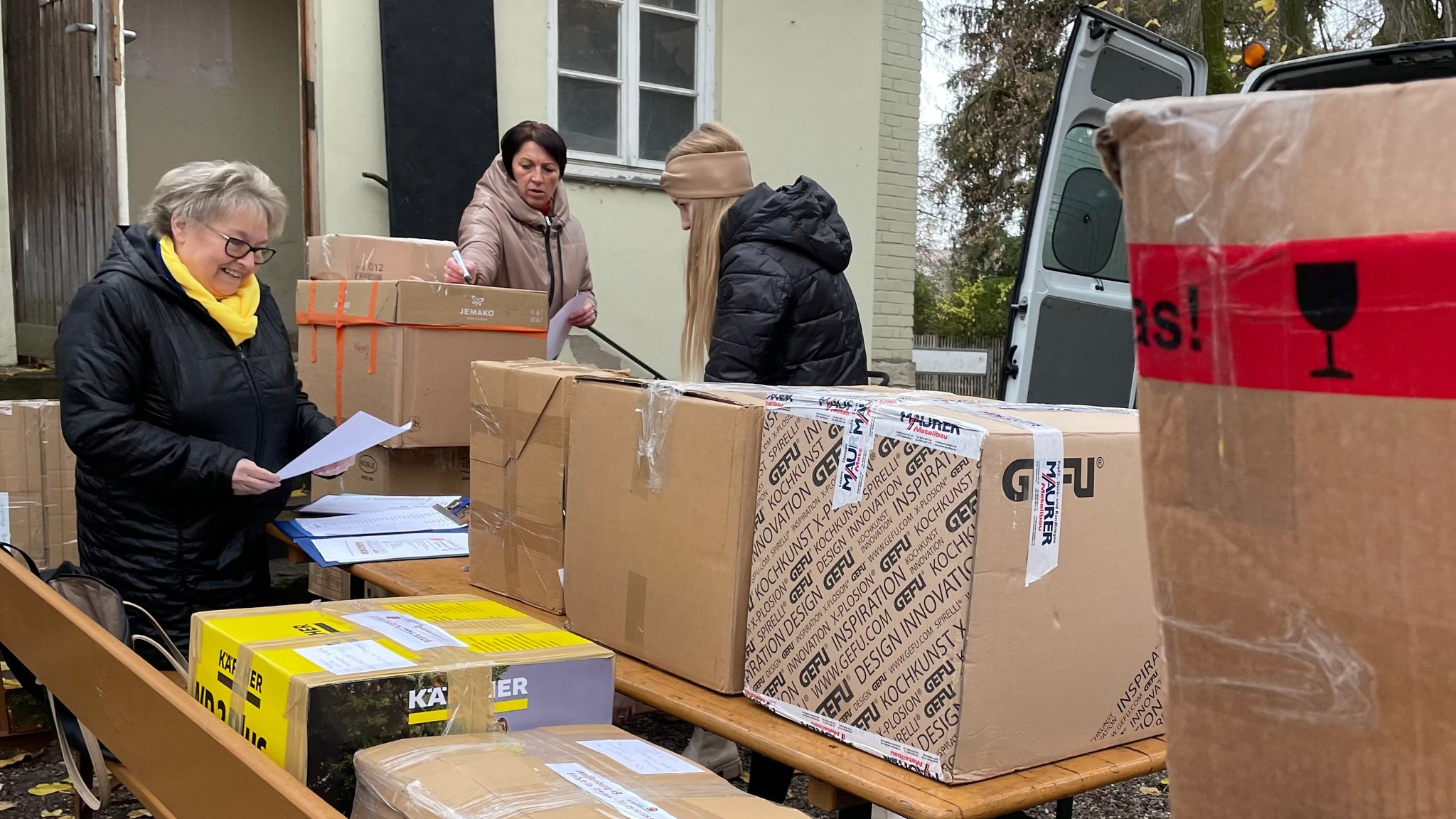 Die Vorsitzende des Vereins "Hilfe für die Ukraine Weißenburg", Melitta Heuberger, beim Packen von Hilfspäckchen.