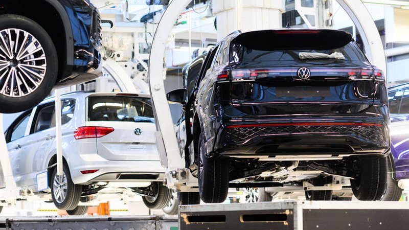 ARCHIV - 07.03.2025, Niedersachsen, Wolfsburg: Neuwagen Volkswagen Tayron, Tiguan und Touran schweben durch das VW Stammwerk. (zu dpa: «US-Autozölle setzen Volkswagen und Zulieferer unter Druck») Foto: Julian Stratenschulte/dpa +++ dpa-Bildfunk +++ | Bild: dpa-Bildfunk/Julian Stratenschulte ARCHIV - 07.03.2025, Niedersachsen, Wolfsburg: Neuwagen Volkswagen Tayron, Tiguan und Touran schweben durch das VW Stammwerk. (zu dpa: «US-Autozölle setzen Volkswagen und Zulieferer unter Druck») Foto: Julian Stratenschulte/dpa +++ dpa-Bildfunk +++