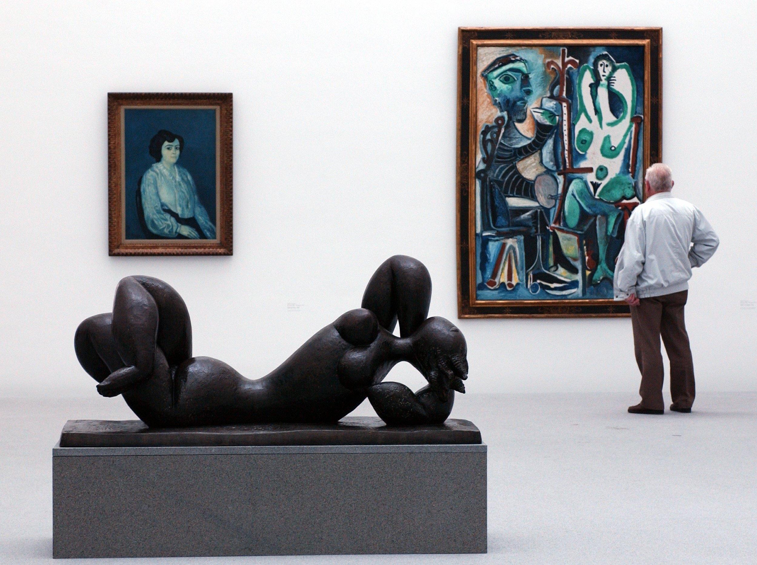 Zu sehen ist das Bild "Madame Soler" neben dem Bild "Maler und Modell" von Pablo Picasso.