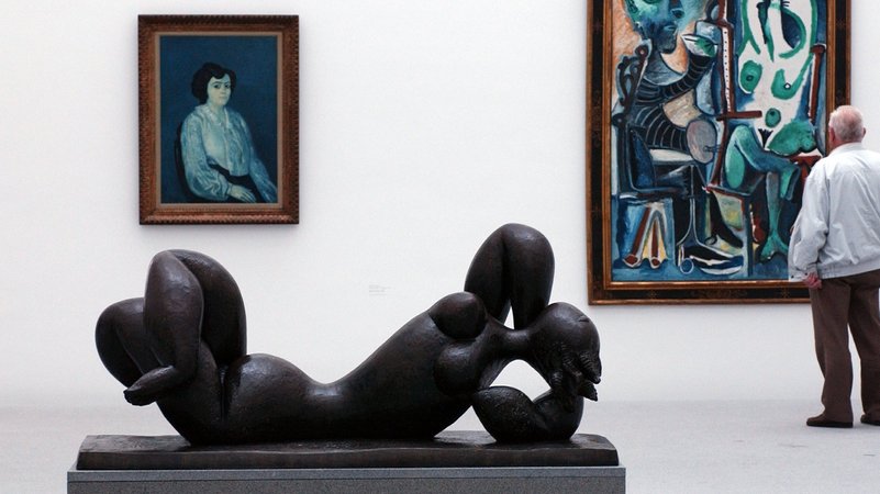 Zu sehen ist das Bild "Madame Soler" neben dem Bild "Maler und Modell" von Pablo Picasso. | Bild: picture-alliance / dpa | Gambarini Mauricio Zu sehen ist das Bild "Madame Soler" neben dem Bild "Maler und Modell" von Pablo Picasso.