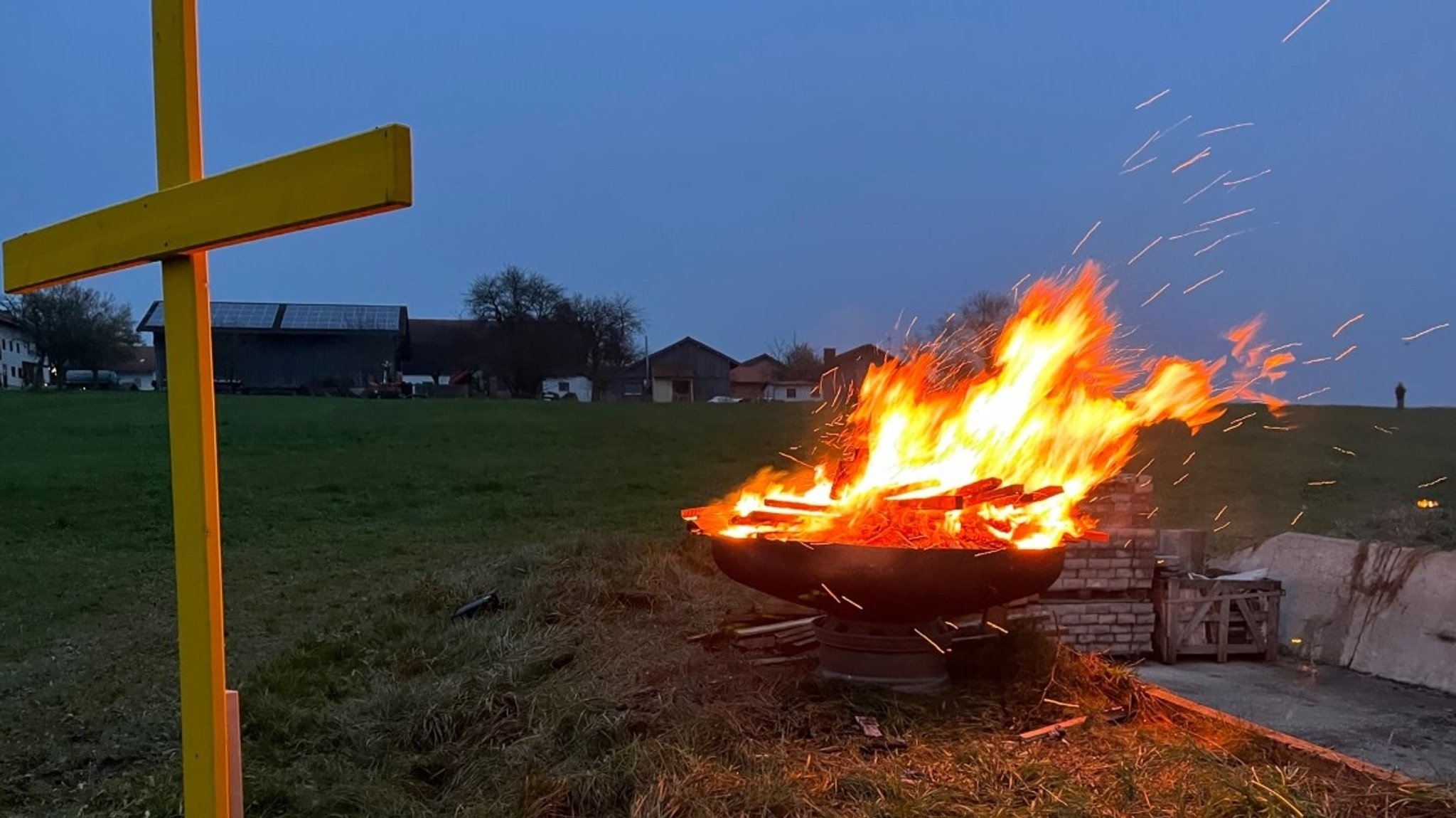 Feuer und Kreuz vor Niclasreuth