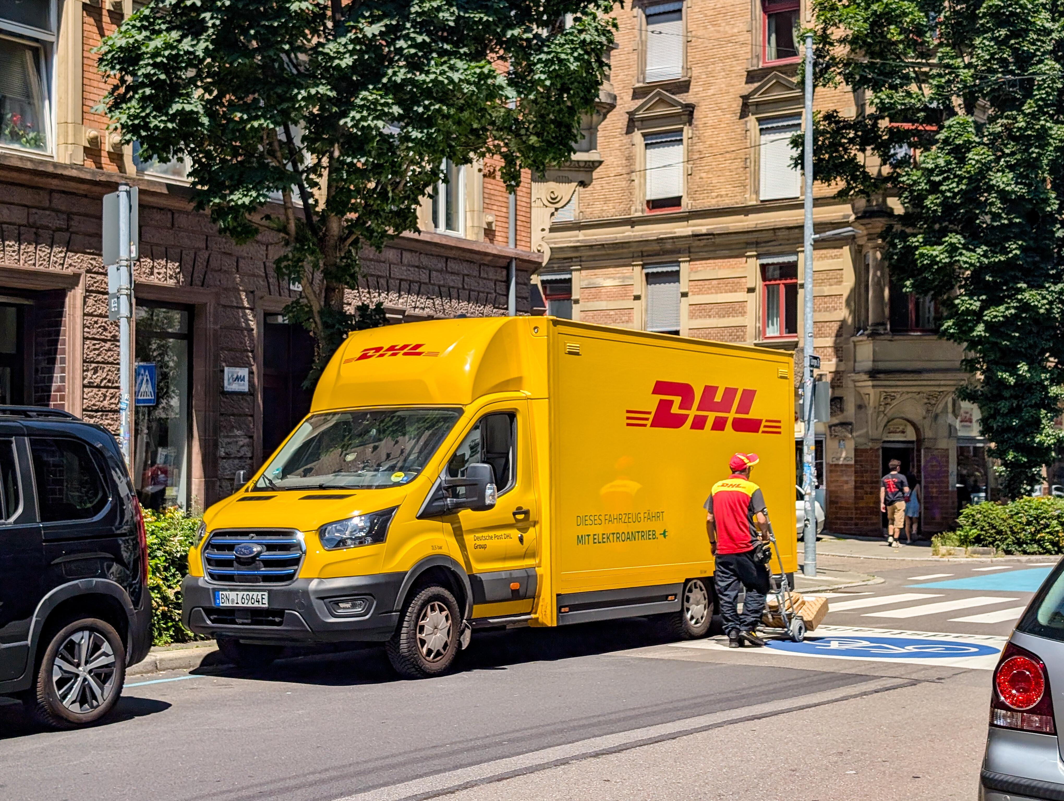 DHL-Zustellfahrzeug im Einsatz