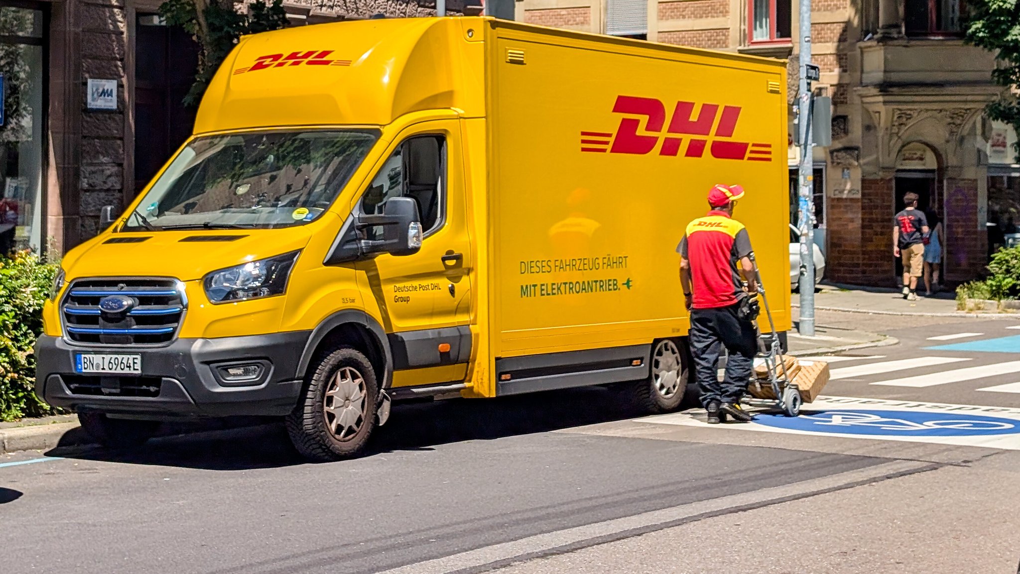 Gerichtsurteil: DHL darf Pakete beim Nachbarn abliefern