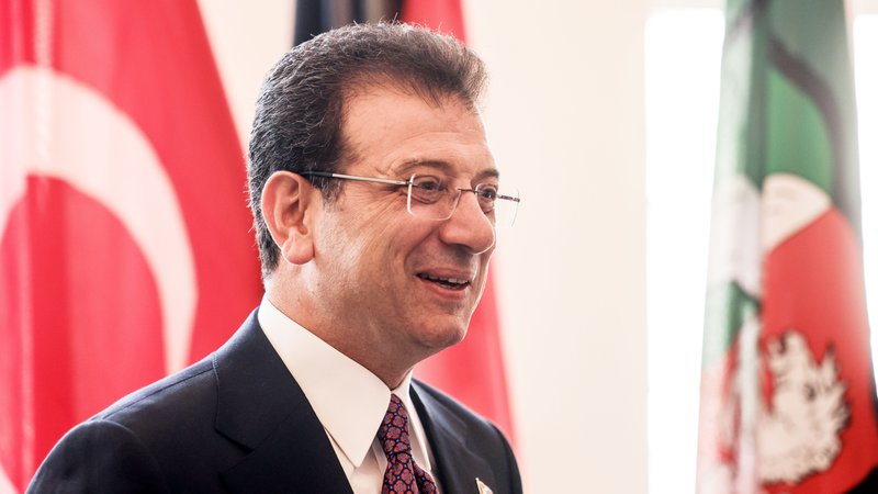 Istanbuls Bürgermeister İmamoğlu, Kontrahent des türkischen Präsidenten Erdogan, ist in U-Haft genommen worden | Bild: picture alliance/dpa | Oliver Berg Istanbuls Bürgermeister İmamoğlu, Kontrahent des türkischen Präsidenten Erdogan, ist in U-Haft genommen worden