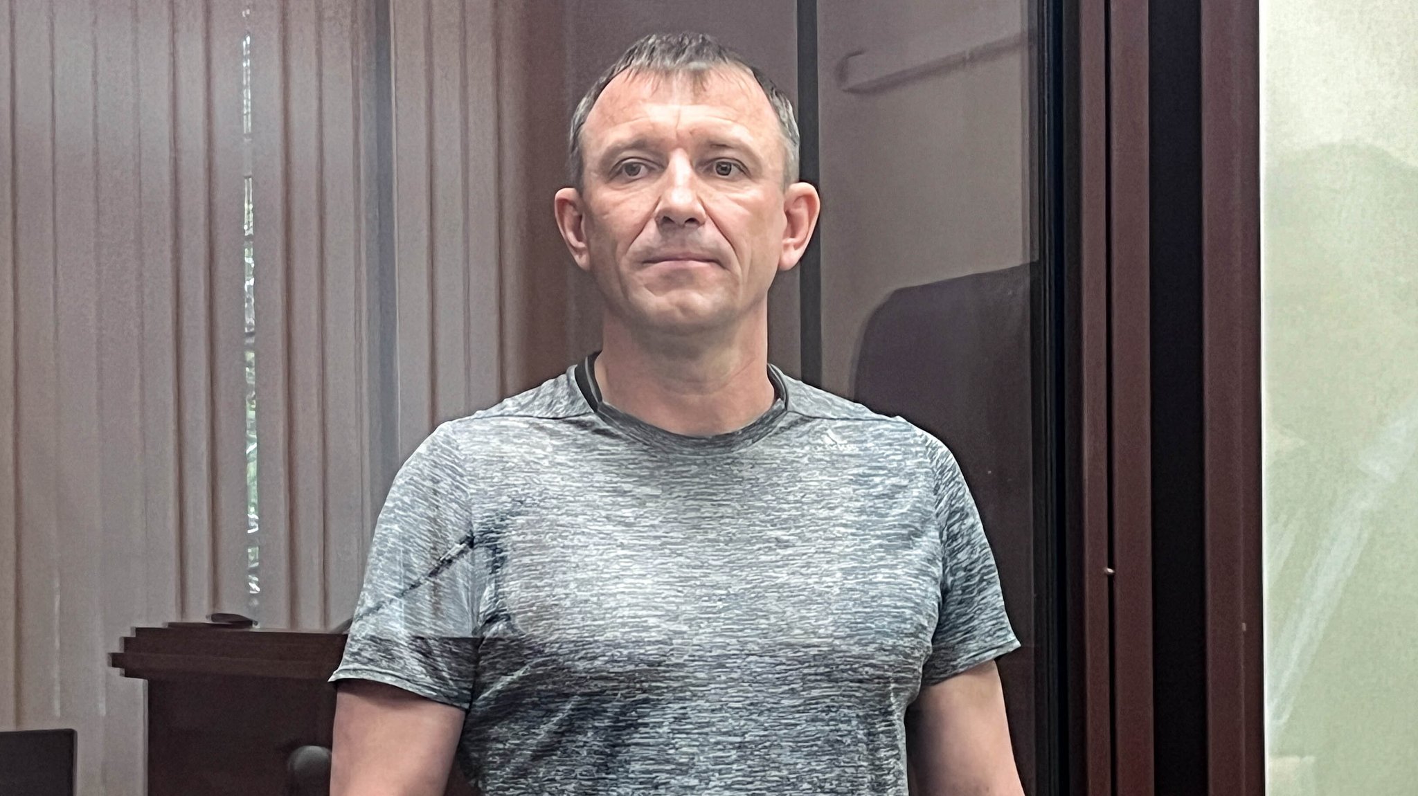 Der russische Ex-General im T-Shirt hinter Glas