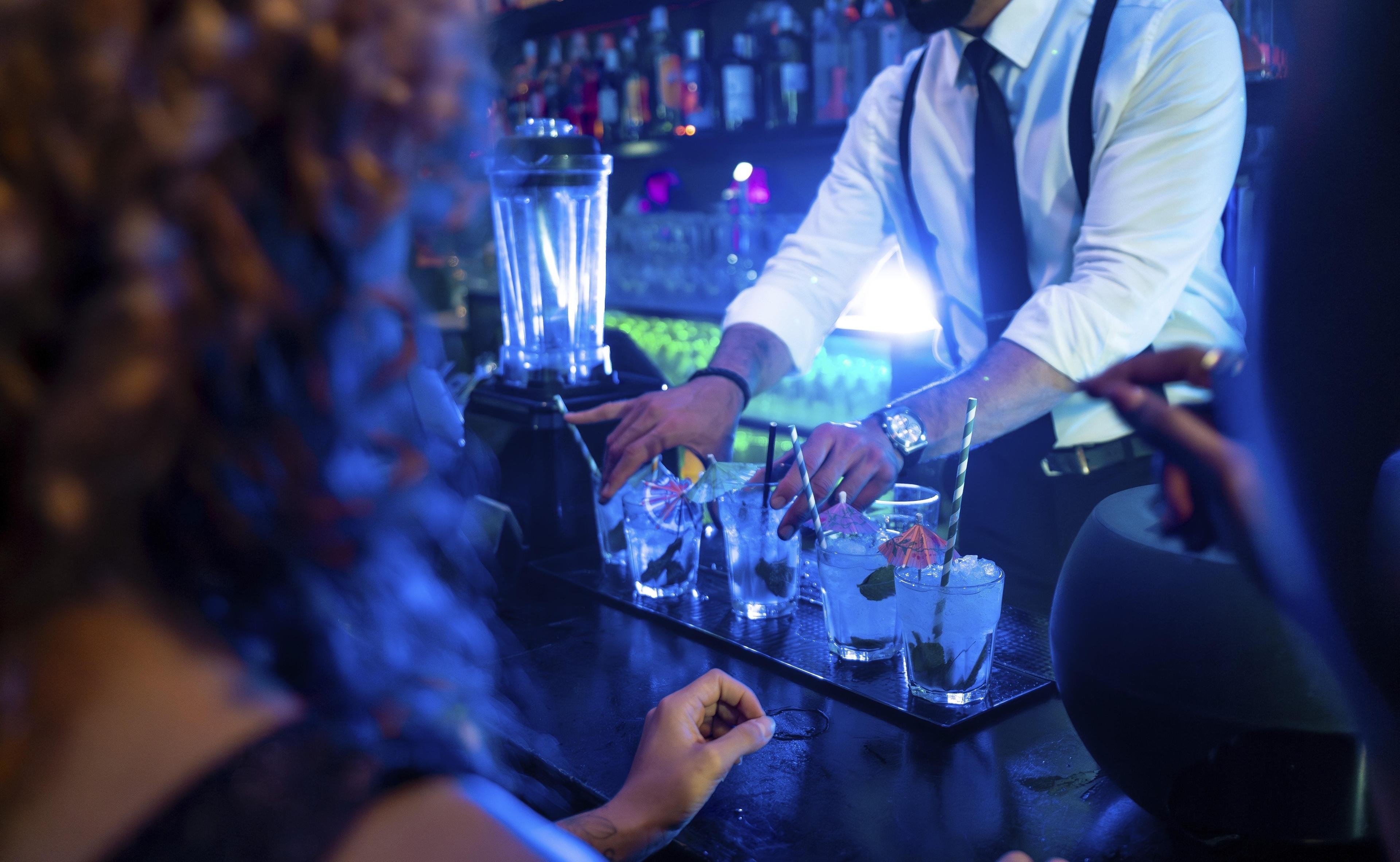 Barkeeper, der an der Theke eines Nachtclubs
