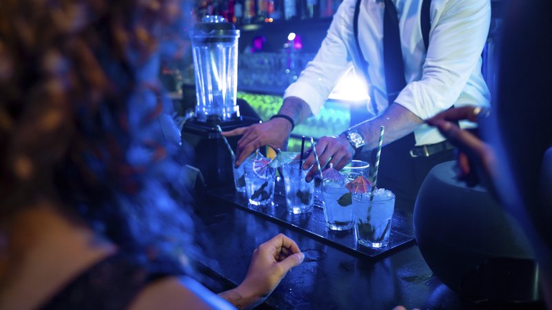 Barkeeper, der an der Theke eines Nachtclubs | Bild: picture alliance / imageBROKER / Unai Huizi Barkeeper, der an der Theke eines Nachtclubs
