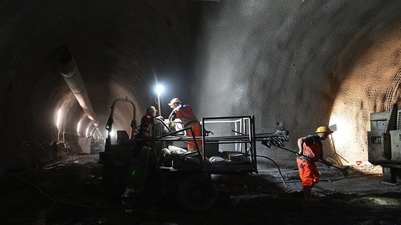 In einer Hauptröhre des Brenner Basistunnels bereiten mehrere Männer eine Sprengung vor. Die Hälfte der Tunnel wurde in das Gestein gesprengt, die andere Hälfte bohrten Tunnelbohrmaschinen aus dem Berg. | Bild: picture alliance dpa Angelika Warmuth In einer Hauptröhre des Brenner Basistunnels bereiten mehrere Männer eine Sprengung vor. Die Hälfte der Tunnel wurde in das Gestein gesprengt, die andere Hälfte bohrten Tunnelbohrmaschinen aus dem Berg.