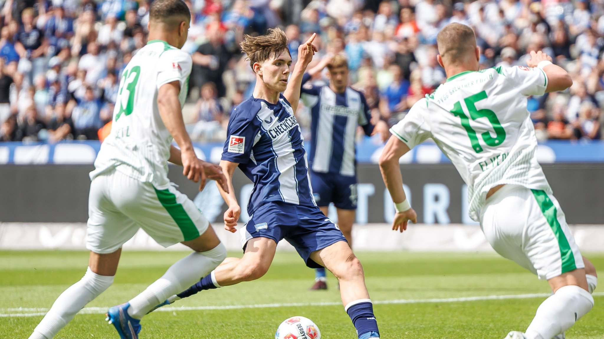 dpatopbilder - 10.05.2026, Berlin: Fußball, Männer: 2. Bundesliga, Hertha BSC - SpVgg Greuther Fürth, 33. Spieltag, Olympiastadion. Kennet Eichhorn (M, Hertha BSC) trifft zum 1:0. Foto: Andreas Gora/dpa - WICHTIGER HINWEIS: Gemäß den Vorgaben der DFL Deutsche Fußball Liga bzw. des DFB Deutscher Fußball-Bund ist es untersagt, in dem Stadion und/oder vom Spiel angefertigte Fotoaufnahmen in Form von Sequenzbildern und/oder videoähnlichen Fotostrecken zu verwerten bzw. verwerten zu lassen. +++ dpa-Bildfunk +++ | Bild: dpa-Bildfunk/Andreas Gora dpatopbilder - 10.05.2026, Berlin: Fußball, Männer: 2. Bundesliga, Hertha BSC - SpVgg Greuther Fürth, 33. Spieltag, Olympiastadion. Kennet Eichhorn (M, Hertha BSC) trifft zum 1:0. Foto: Andreas Gora/dpa - WICHTIGER HINWEIS: Gemäß den Vorgaben der DFL Deutsche Fußball Liga bzw. des DFB Deutscher Fußball-Bund ist es untersagt, in dem Stadion und/oder vom Spiel angefertigte Fotoaufnahmen in Form von Sequenzbildern und/oder videoähnlichen Fotostrecken zu verwerten bzw. verwerten zu lassen. +++ dpa-Bildfunk +++