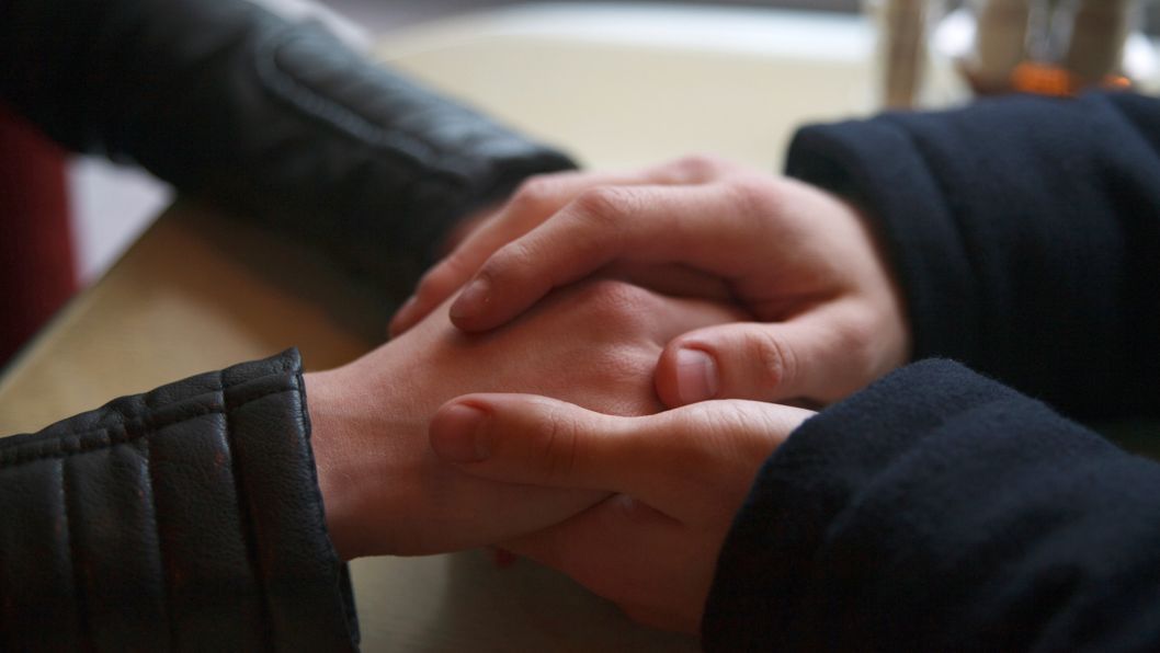 Studie: Soziale Berührungen sind wichtiger als gedacht - Vimarsana News
