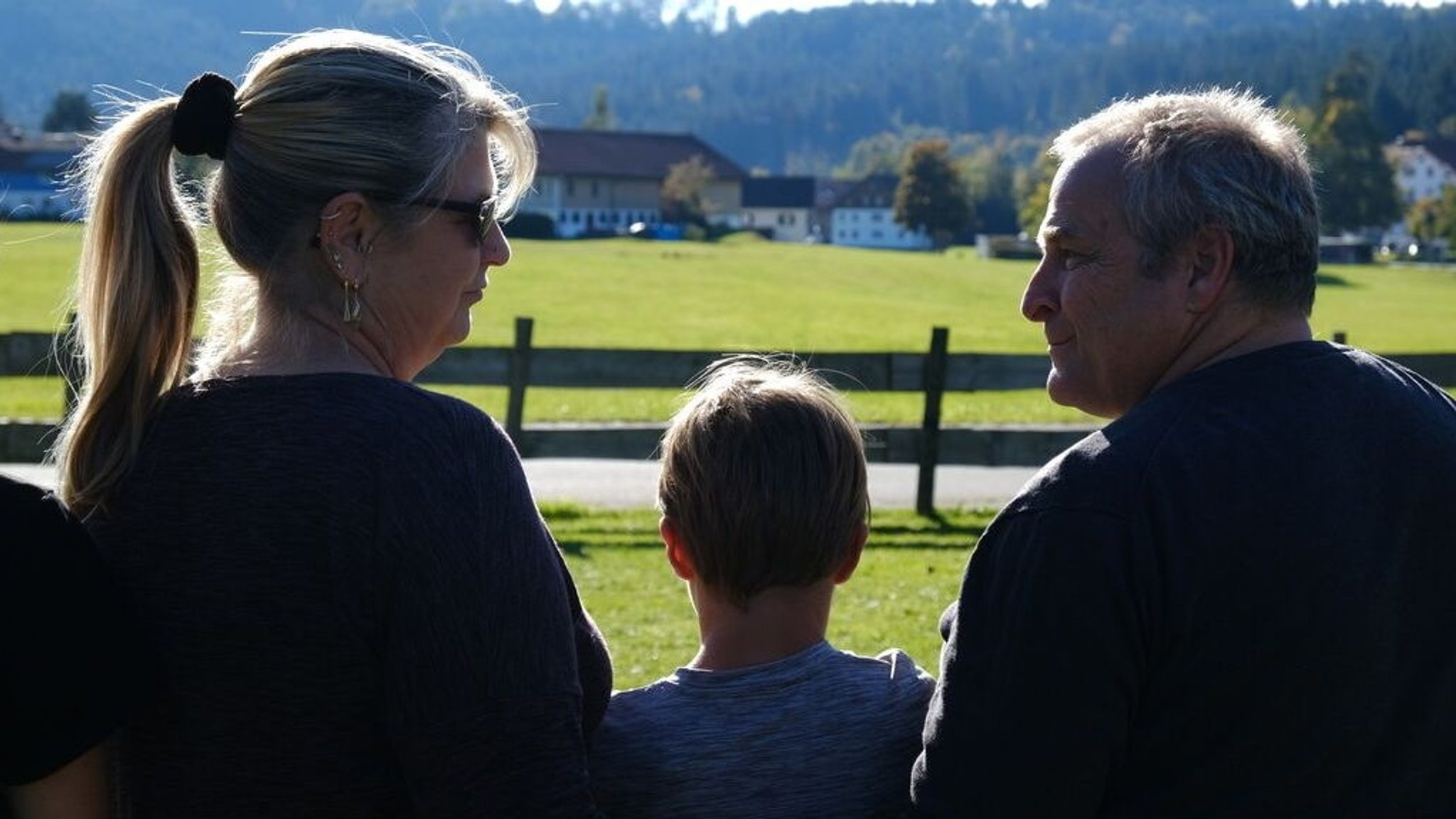 Pflegeeltern mit einem ihrer fünf Pflegekinder (Symbolbild)