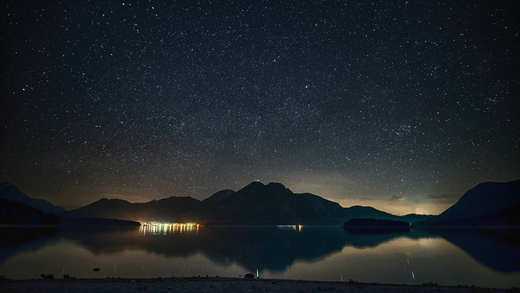 Sternenhimmel über dem Walchensee. Was ist im März zu sehen?