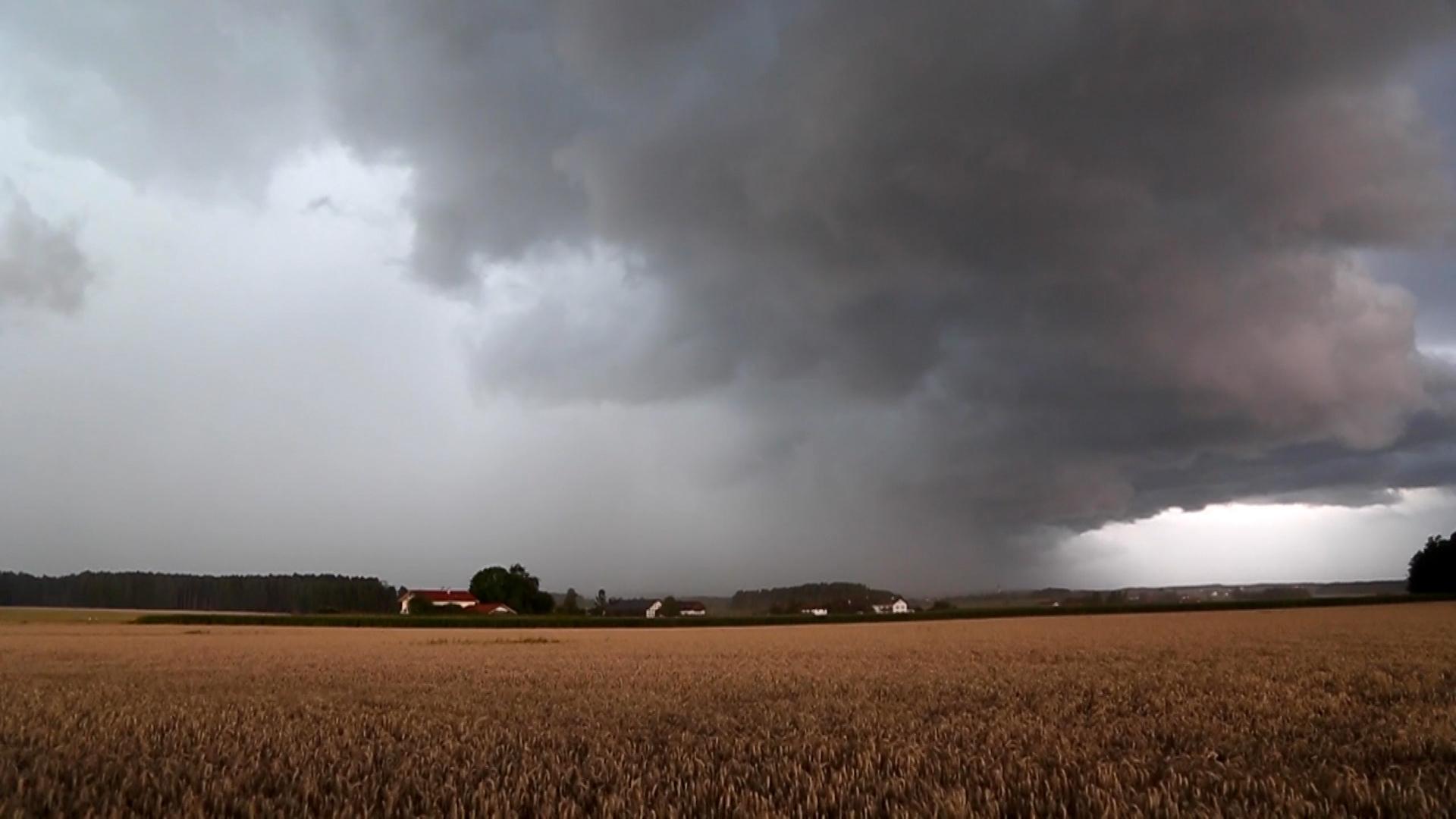 Aufziehendes Unwetter über einem Feld