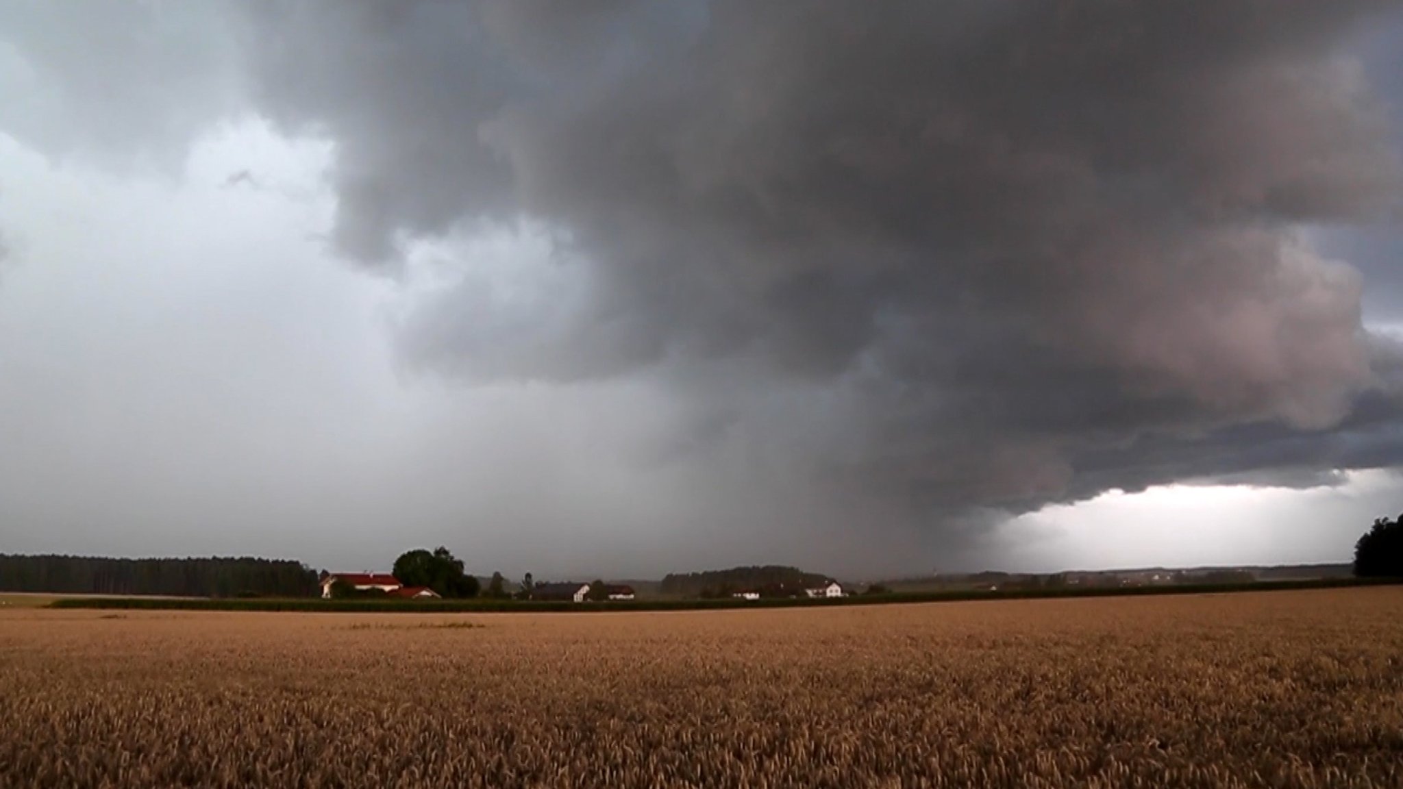 Aufziehendes Unwetter über einem Feld