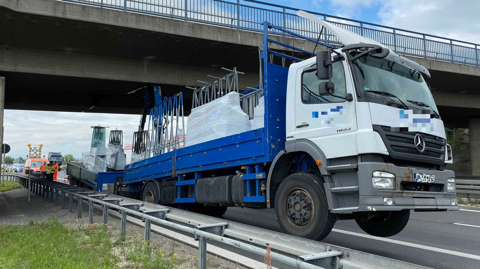 0 Bei Bamberg Lkw Bleibt Mit Kran An Autobahnbrucke Hangen Br24