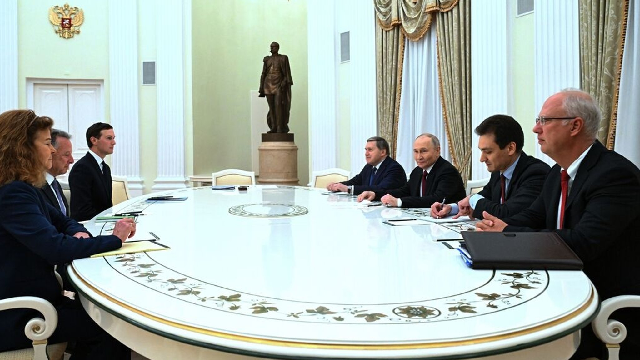 02.12.2025, Russland, Moskau: Dieses von der staatlichen russischen Nachrichtenagentur Sputnik über AP zur Verfügung gestellte Foto zeigt den russischen Präsidenten Wladimir Putin (3.v.r), den außenpolitischen Berater des russischen Präsidenten Juri Uschakow (4.v.r) und der Geschäftsführer des Russischen Direktinvestitionsfonds, der Sonderbeauftragte des Präsidenten für Investitionen und wirtschaftliche Zusammenarbeit mit dem Ausland, Kirill Dmitriev (r) bei einem Gespräch mit dem US-Sondergesandten Steve Witkoff (2.v.l) und Jared Kushner (3.v.l), Schwiegersohn von US-Präsident Trump, im Senatspalast des Kremls in der russischen Hauptstadt. Foto: Kristina Kormilitsyna/Sputnik, Kremlin Pool via AP/dpa - ACHTUNG: Nur zur redaktionellen Verwendung und nur mit vollständiger Nennung des vorstehenden Credits +++ dpa-Bildfunk +++