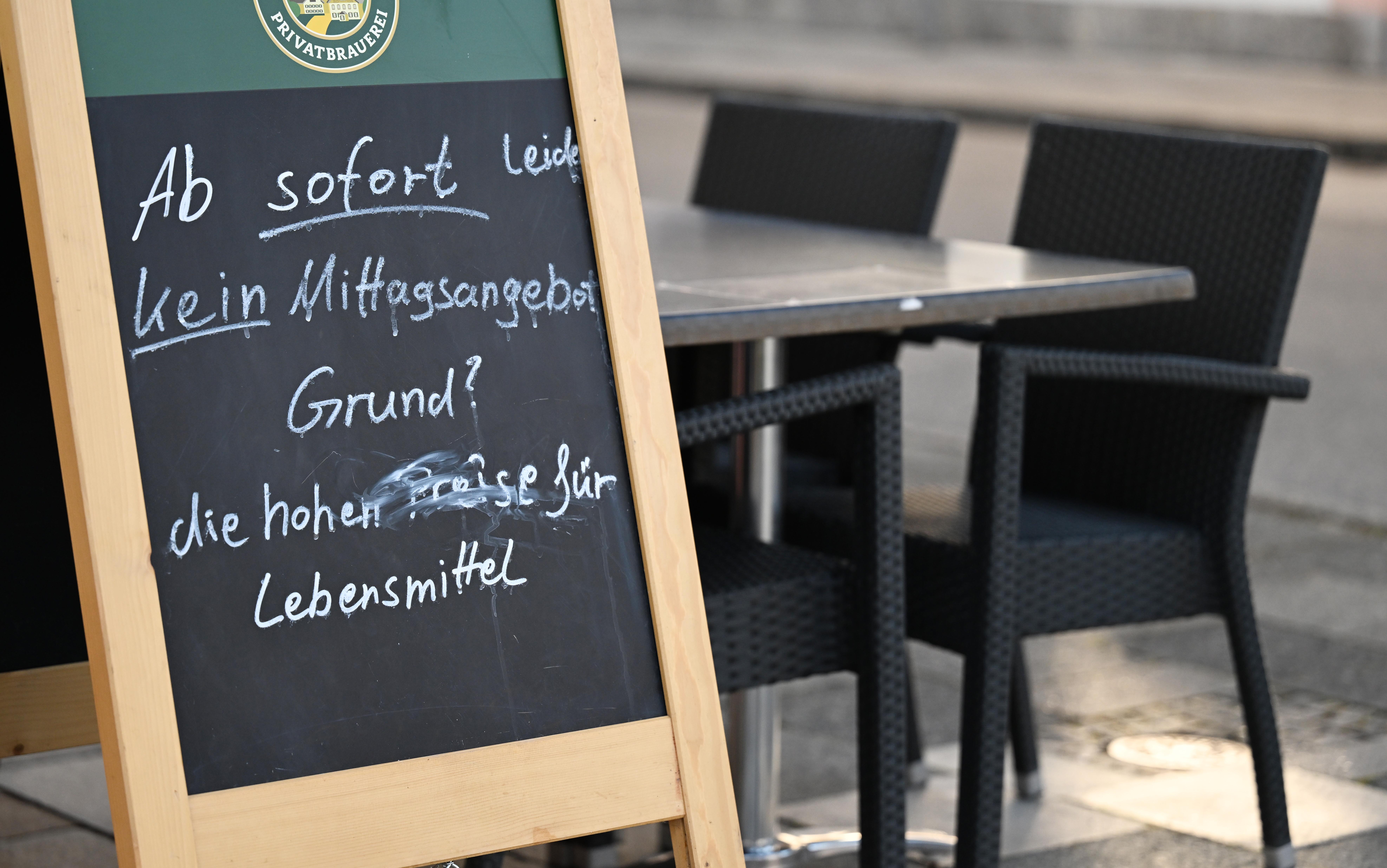 "Kein Mittagsangebot - Grund? - die hohen Preise für Lebensmittel", das stand 2022 auf einem Aufsteller vor einer Pizzeria in Garmisch.