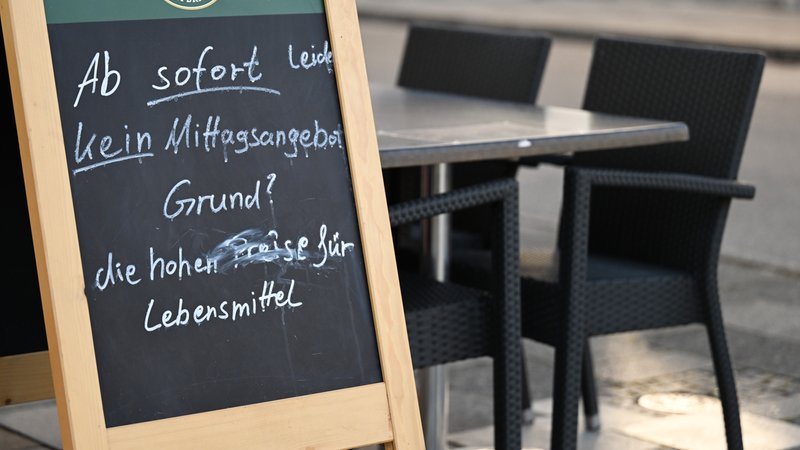 "Kein Mittagsangebot - Grund? - die hohen Preise für Lebensmittel", das stand 2022 auf einem Aufsteller vor einer Pizzeria in Garmisch. | Bild: dpa/pa/Angelika Warmuth "Kein Mittagsangebot - Grund? - die hohen Preise für Lebensmittel", das stand 2022 auf einem Aufsteller vor einer Pizzeria in Garmisch.