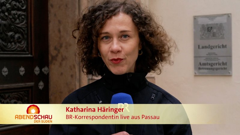 BR-Reporterin Katharina Häringer vor dem Landgericht Passau