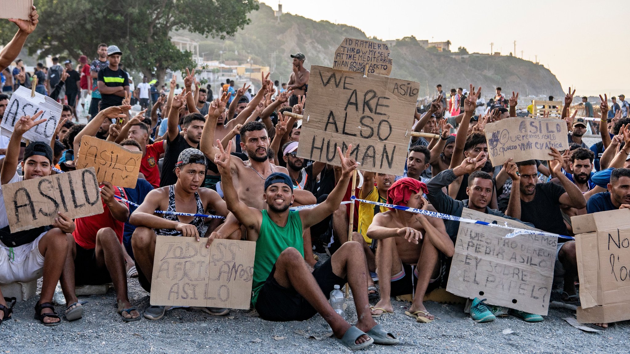 Protestierende Migranten am 17.8.2026 in Ceuta | Bild: pa/Cover Images/Antonio Sempere/JNA Protestierende Migranten am 17.8.2026 in Ceuta