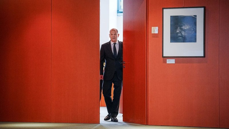 Bundeskanzler Olaf Scholz (SPD) an einer Tür