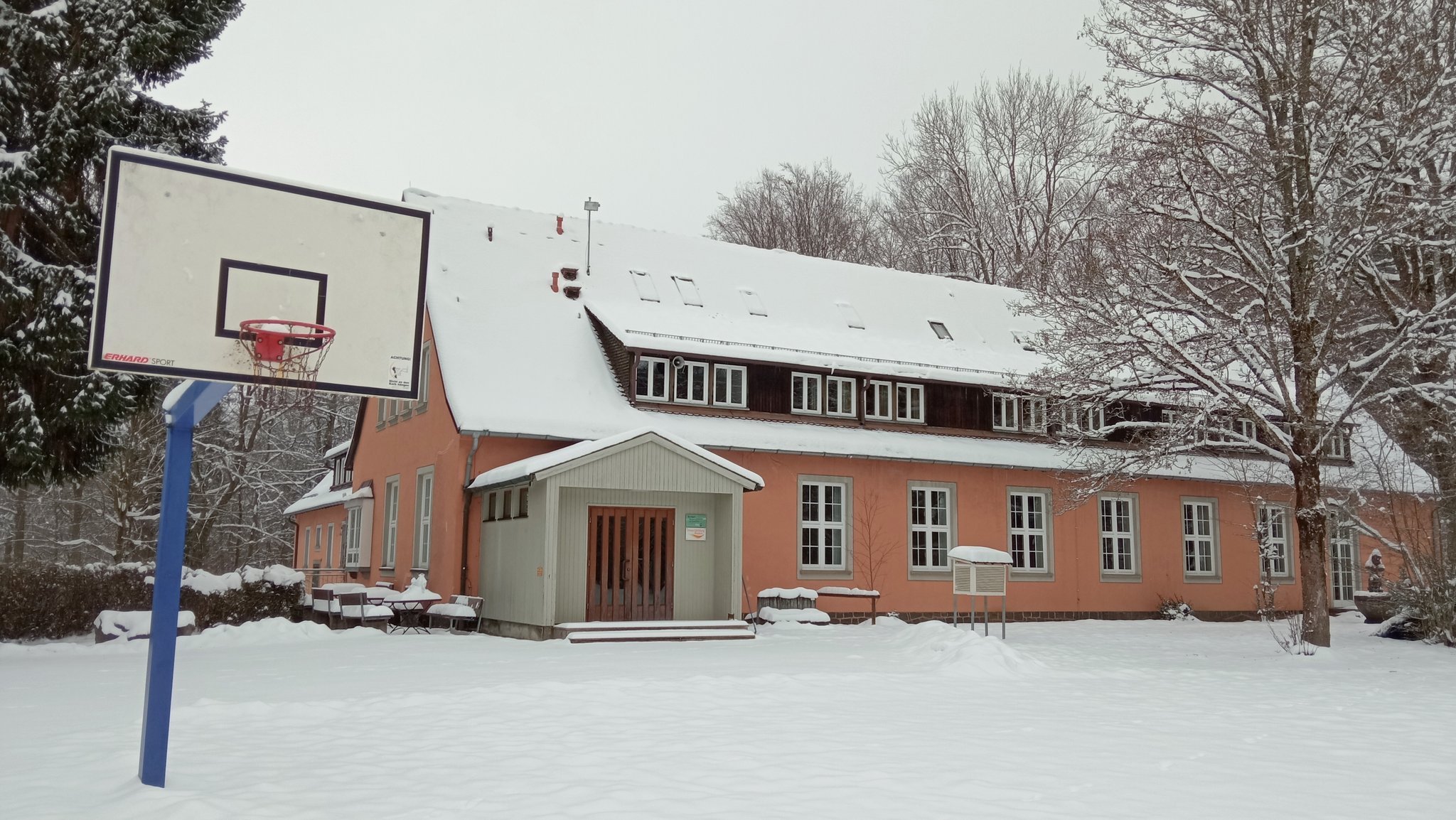 Das Schullandheim Bauersberg nahe Bischofsheim im Landkreis Rhön-Grabfeld muss den Betrieb zum 31. Dezember 2023 einstellen. | Bild: BR / Ralph Wege Das Schullandheim Bauersberg nahe Bischofsheim im Landkreis Rhön-Grabfeld muss den Betrieb zum 31. Dezember 2023 einstellen.