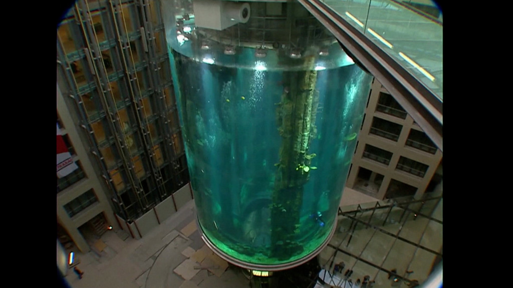 16 Meter hohes Aquarium in Berliner Hotel geplatzt