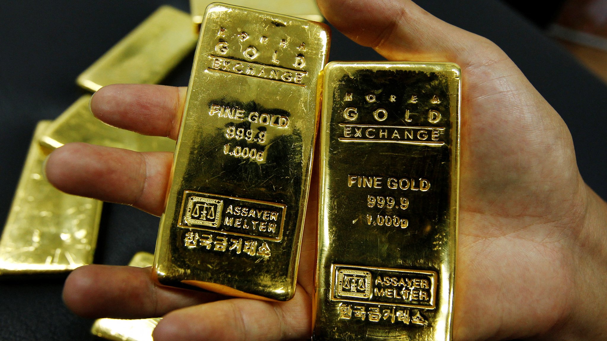 (Symbolbild) Ein Mann hat zwei Goldbarren in der Hand | Bild: REUTERS/Jo Yong-Hak/File Photo (Symbolbild) Ein Mann hat zwei Goldbarren in der Hand