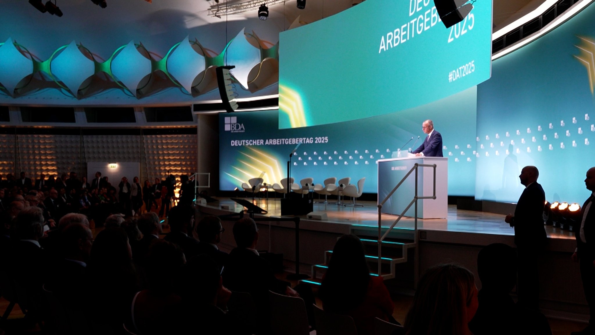 Der Arbeitgebertag wird überschattet vom Streit ums Rentenpaket. Vor allem die Arbeitsministerin hat einen schweren Stand. Die Ungeduld in der Wirtschaft steigt. | Bild: Bayerischer Rundfunk 2025 Der Arbeitgebertag wird überschattet vom Streit ums Rentenpaket. Vor allem die Arbeitsministerin hat einen schweren Stand. Die Ungeduld in der Wirtschaft steigt.