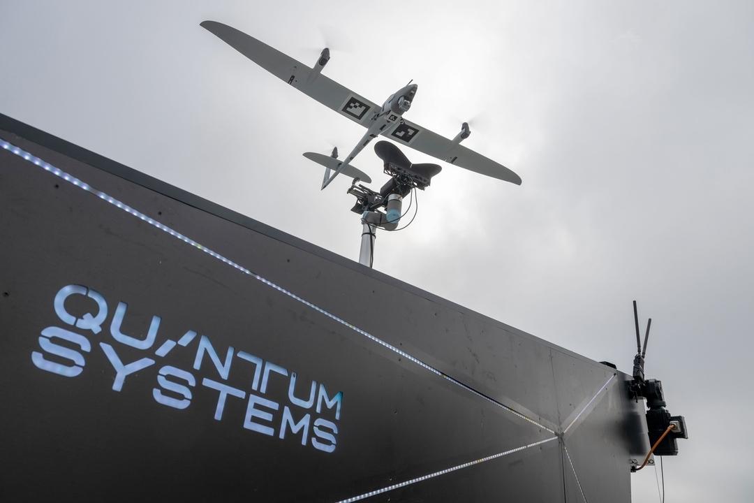 Eine Aufklärungsdrohne überfliegt Messgeräte