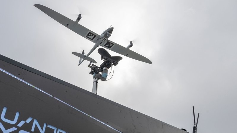 Eine Aufklärungsdrohne überfliegt Messgeräte | Bild: dpa-Bildfunk/Peter Kneffel Eine Aufklärungsdrohne überfliegt Messgeräte